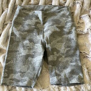 Nobull grey camo 8” bike short size small.